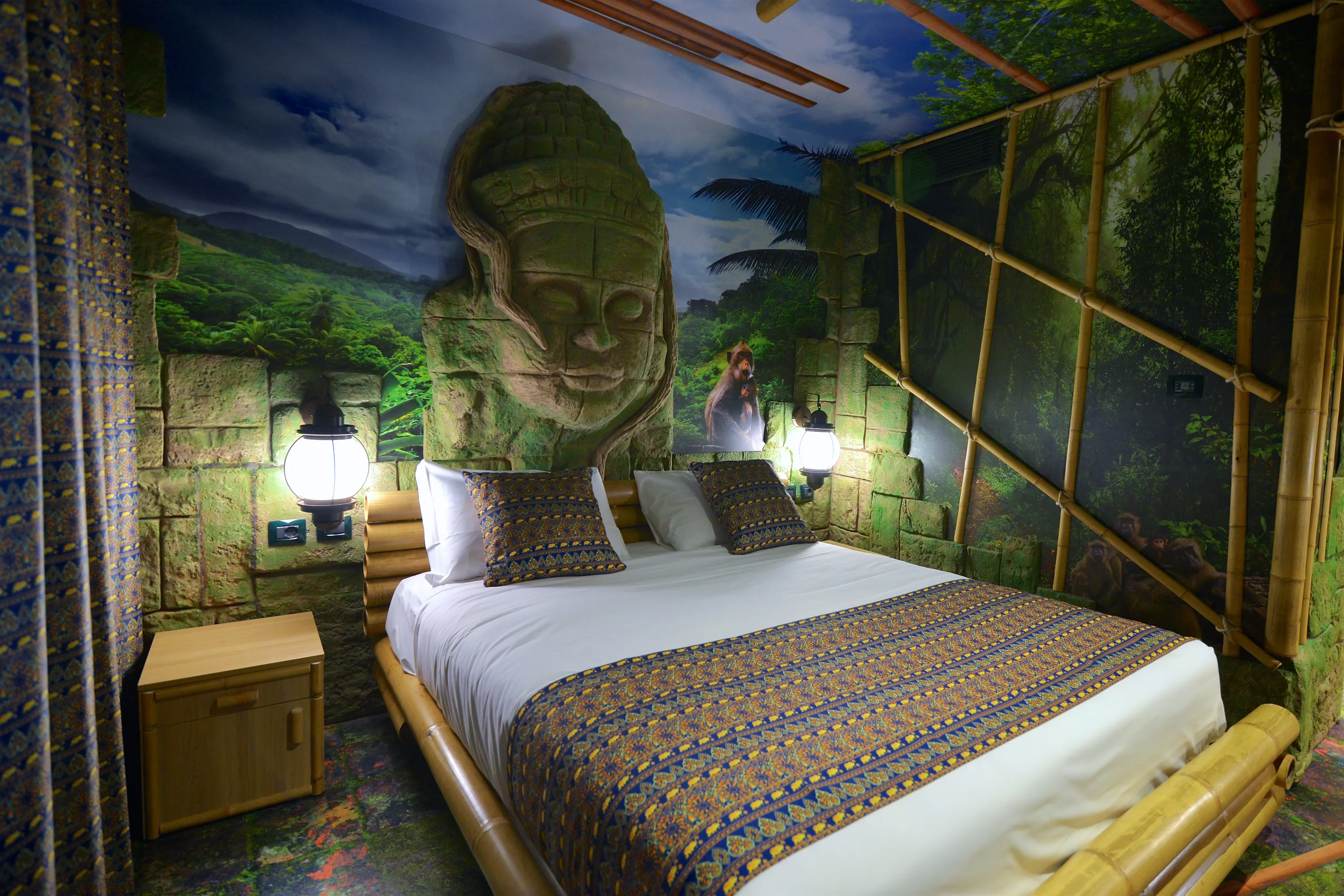 JUNGLE ADVENTURE - La camera dispone di un letto matrimoniale e due letti singoli in due zone separate. È disponibile un divano letto supplementare per bambini fino a massimo 7 anni. Tutte le camere hanno una occupazione massima di 4 persone ed una vista giardino. Non è possibile inserire culle aggiuntive. Bagno con Doccia – 2 TV LCD – WI-FI - Accessibili al 2° piano con ascensore