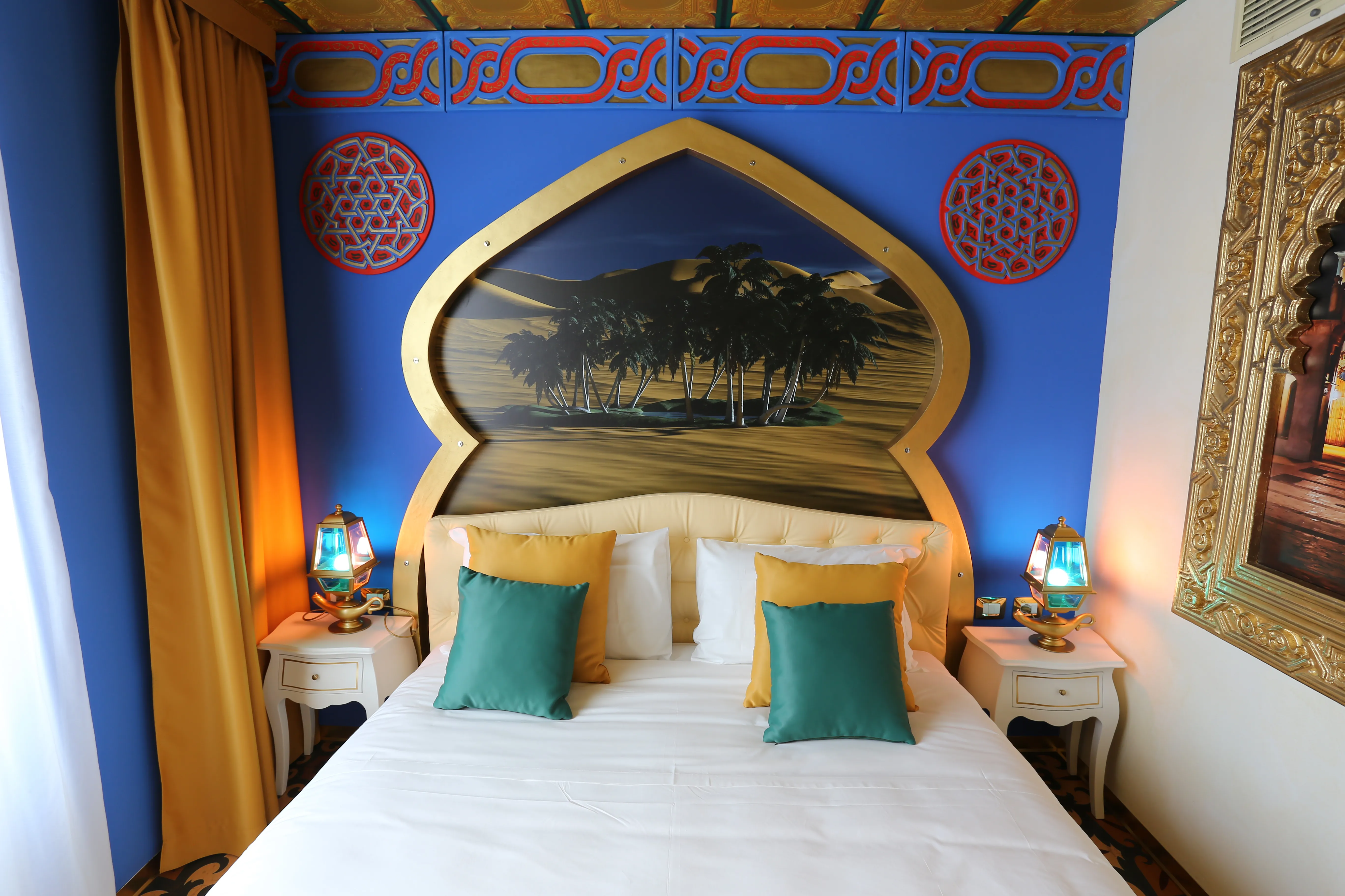 ARABIAN ADVENTURE SUPERIOR: La camera dispone di un letto matrimoniale, due letti singoli in due zone separate ed un ampio terrazzo con arredo esterno. È disponibile un divano letto supplementare per bambini fino a massimo 7 anni. Tutte le camere hanno una occupazione massima di 4 persone ed una vista giardino. Non è possibile inserire culle aggiuntive. Bagno con Doccia – 2 TV LCD – WI-FI - Accessibili al 1° piano con ascensore