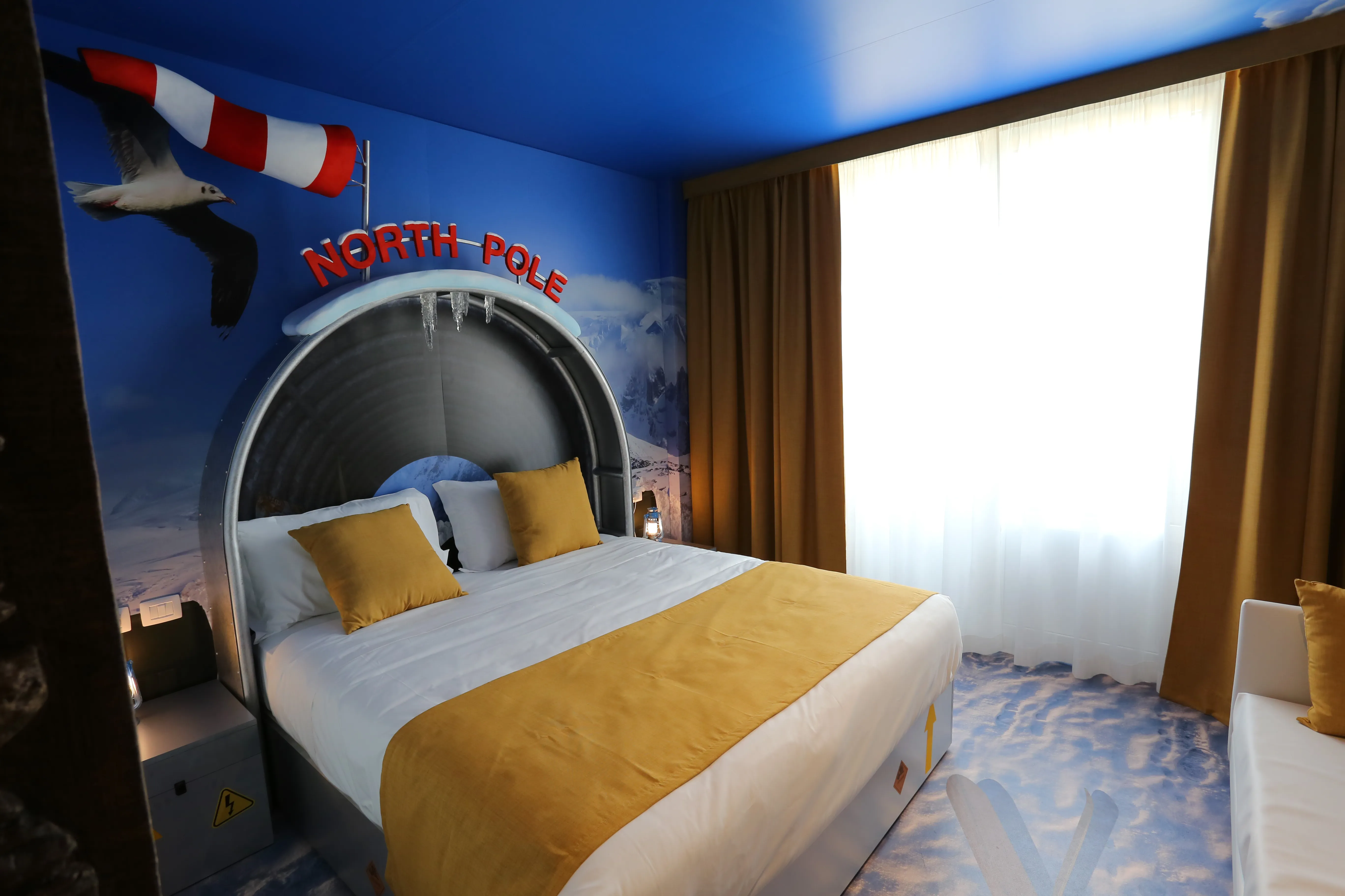 ARCTIC ADVENTURE: La camera dispone di un letto matrimoniale e due letti singoli in due zone separate. È disponibile un divano letto supplementare per bambini fino a massimo 7 anni. Tutte le camere hanno una occupazione massima di 4 persone ed una vista giardino. Non è possibile inserire culle aggiuntive. Bagno con Doccia – 2 TV LCD – WI-FI - Accessibili al 1° piano con ascensore