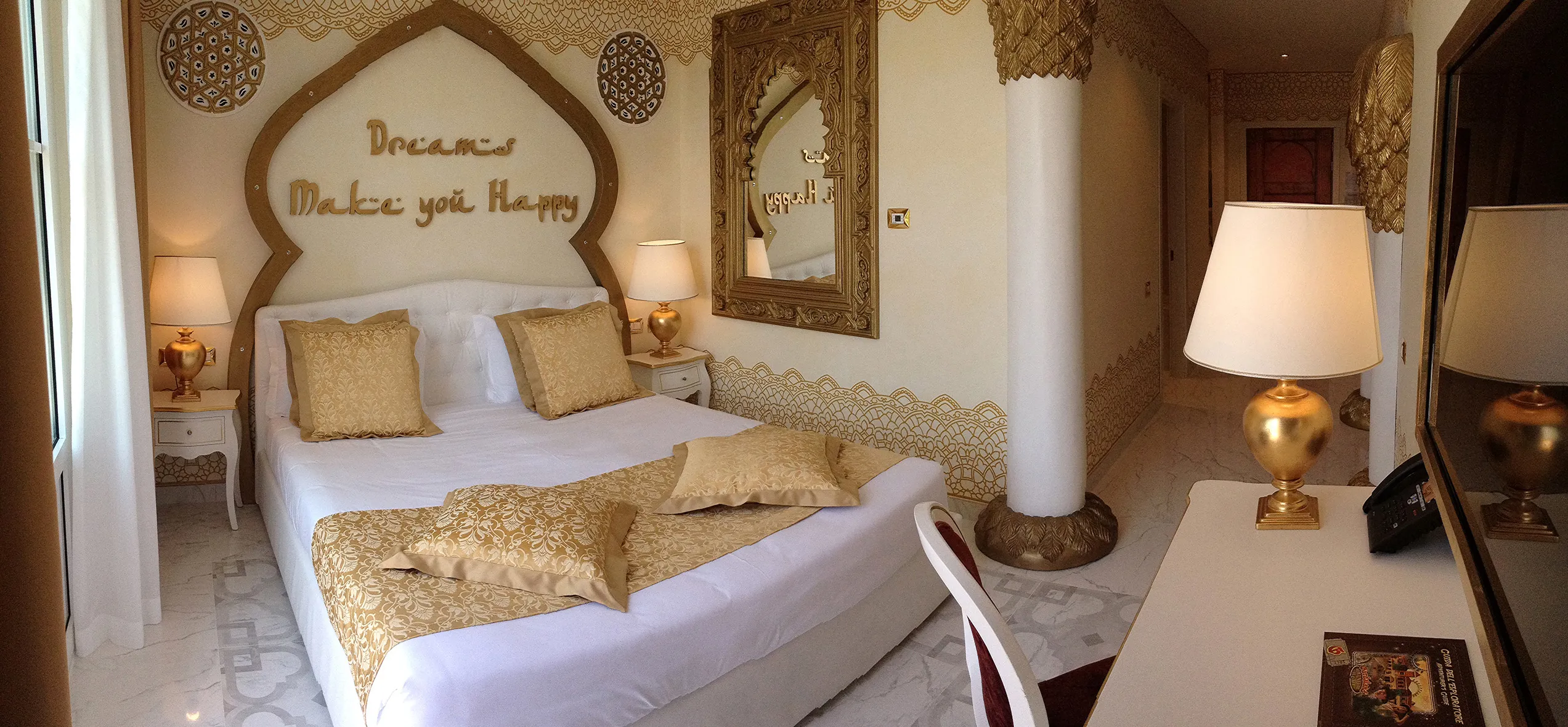 ARABIAN ADVENTURE JUNIOR SUITE: Tutte le junior suite Arabian Adventure superior sono dotate di un letto matrimoniale, due letti singoli in due aree separate, un generoso salotto ed un ampio terrazzo con arredo esterno. Tutte le camere hanno una occupazione massima di 4 persone. Non è possibile inserire culle aggiuntive. Ampia zona giorno con terrazza abitabile. Bagno con Doccia – 2 TV LCD – WI-FI - Accessibili al 1° piano con ascensore