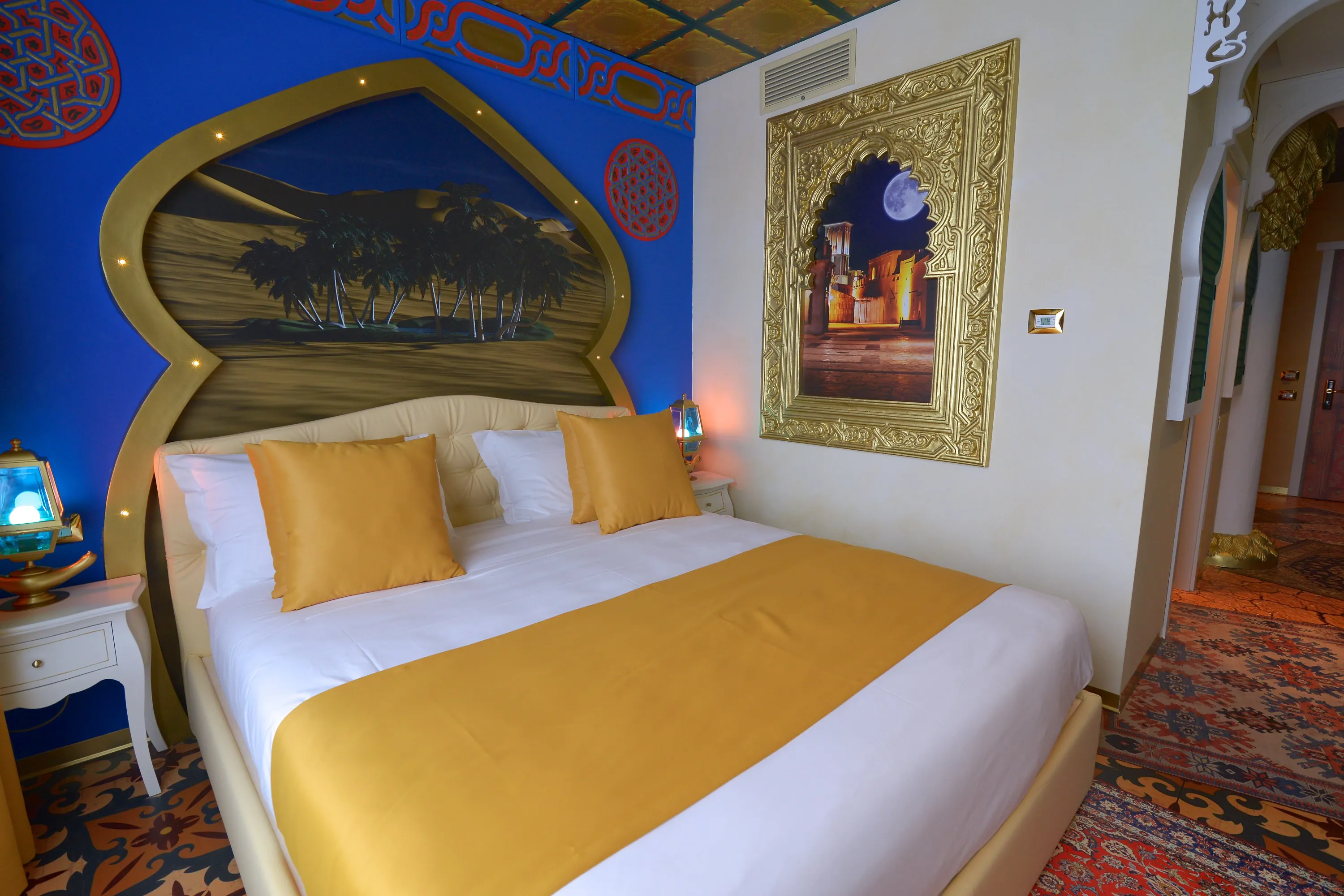 ARABIAN ADVENTURE STANDARD: La camera dispone di un letto matrimoniale e due letti singoli in due zone separate. Inoltre è disponibile un divano letto supplementare per bambini fino a massimo 7 anni. Tutte le camere hanno una occupazione massima di 4 persone ed una vista giardino. Non è possibile inserire culle aggiuntive. Bagno con Doccia – 2 TV LCD – WI-FI - Accessibili al 1° piano con ascensore