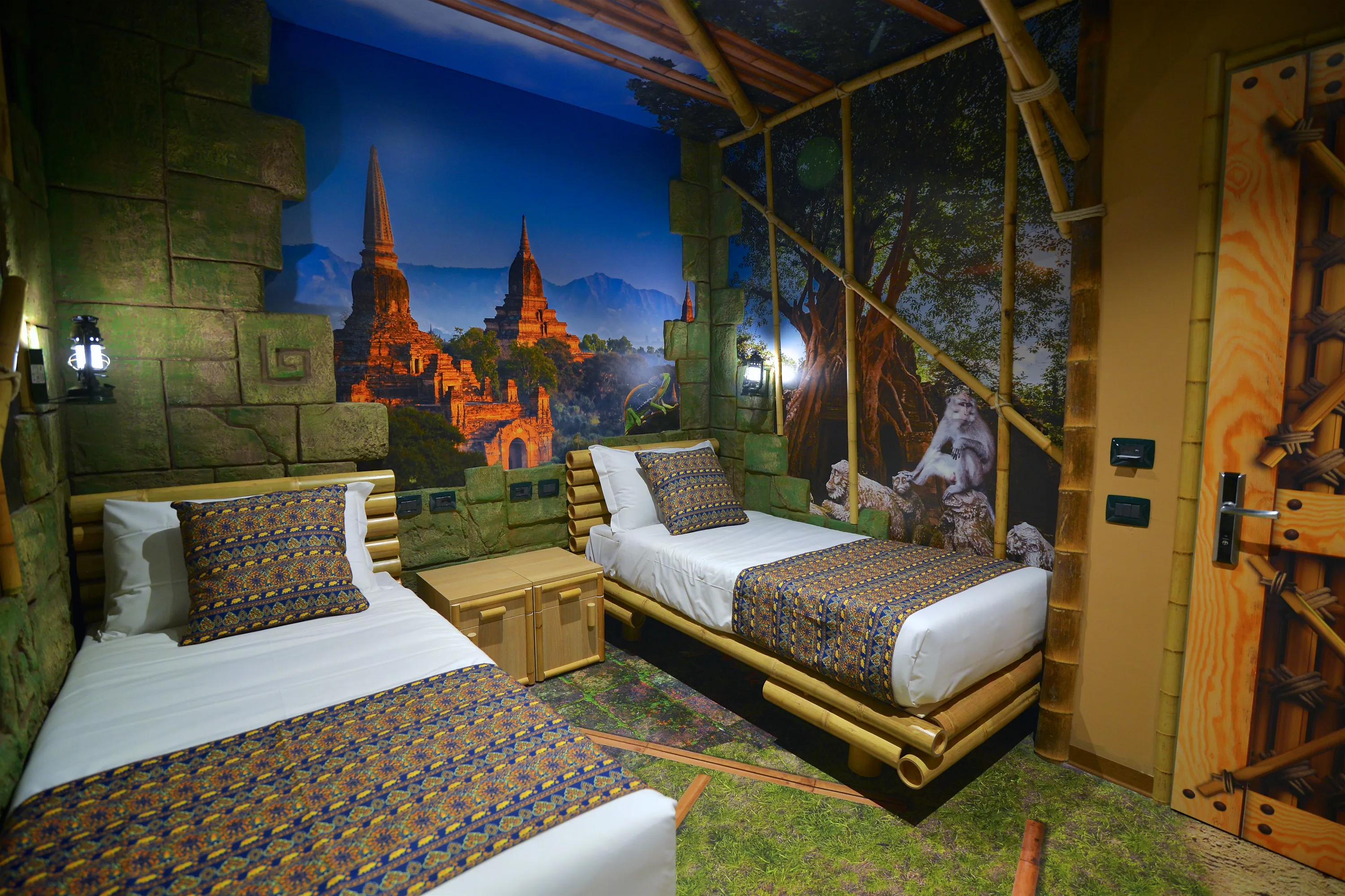 JUNGLE ADVENTURE - La camera dispone di un letto matrimoniale e due letti singoli in due zone separate. È disponibile un divano letto supplementare per bambini fino a massimo 7 anni. Tutte le camere hanno una occupazione massima di 4 persone ed una vista giardino. Non è possibile inserire culle aggiuntive. Bagno con Doccia – 2 TV LCD – WI-FI - Accessibili al 2° piano con ascensore