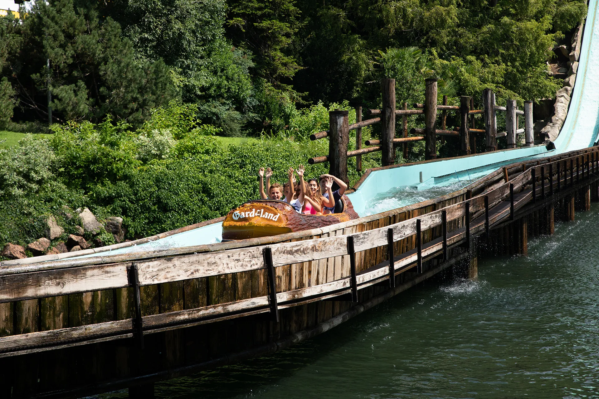Gardaland Park - Colorado Boat - Persone a bordo dei tronchi