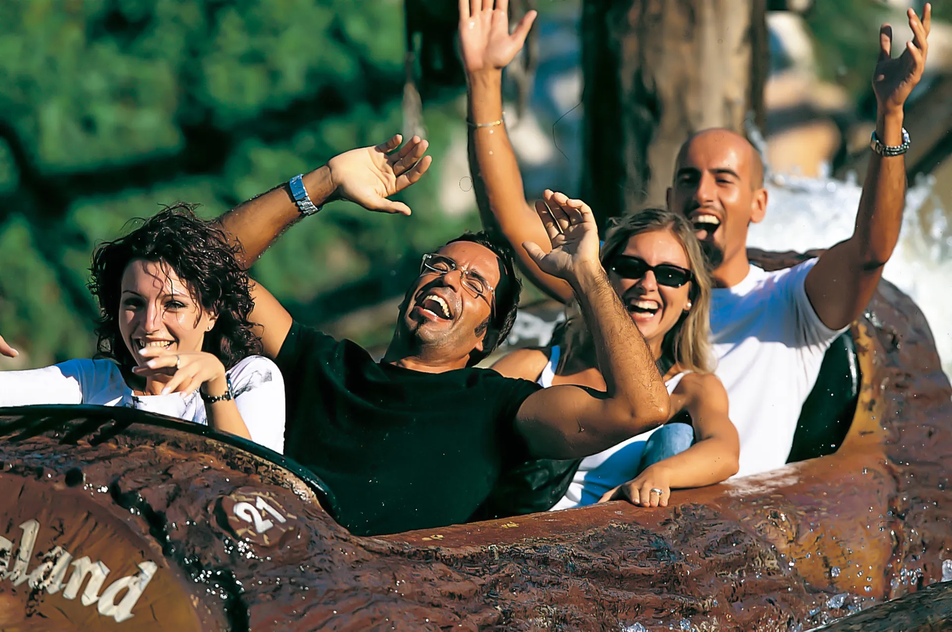 Gardaland Park - Colorado Boat - Persone che si divertono a bordo dei tronchi