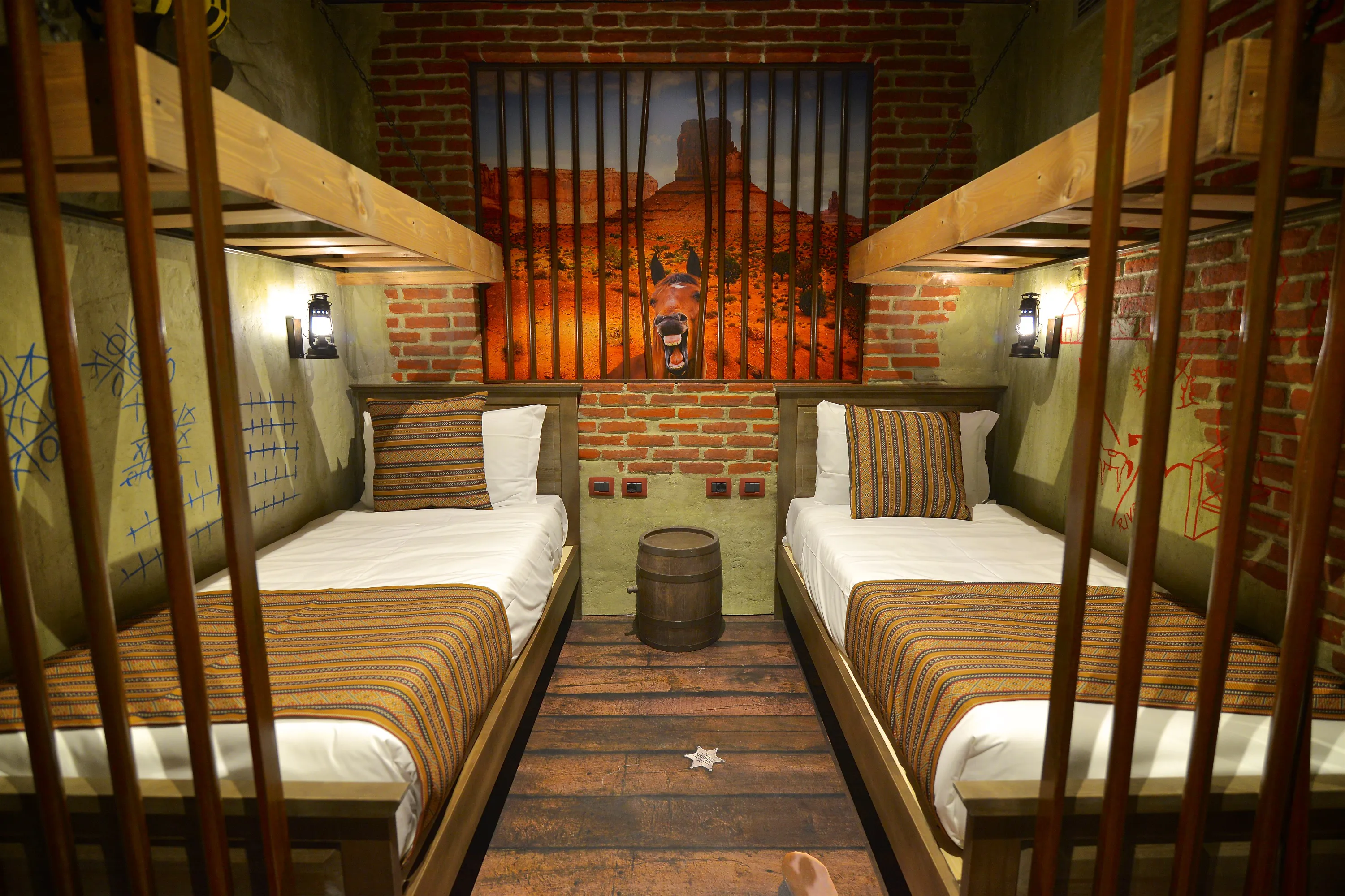 WILD WEST ADVENTURE: La camera dispone di un letto matrimoniale e due letti singoli in due zone separate. È disponibile un divano letto supplementare per bambini fino a massimo 7 anni. Tutte le camere hanno una occupazione massima di 4 persone ed una vista giardino. Non è possibile inserire culle aggiuntive. Bagno con Doccia – 2 TV LCD – WI-FI - Situate al piano terra