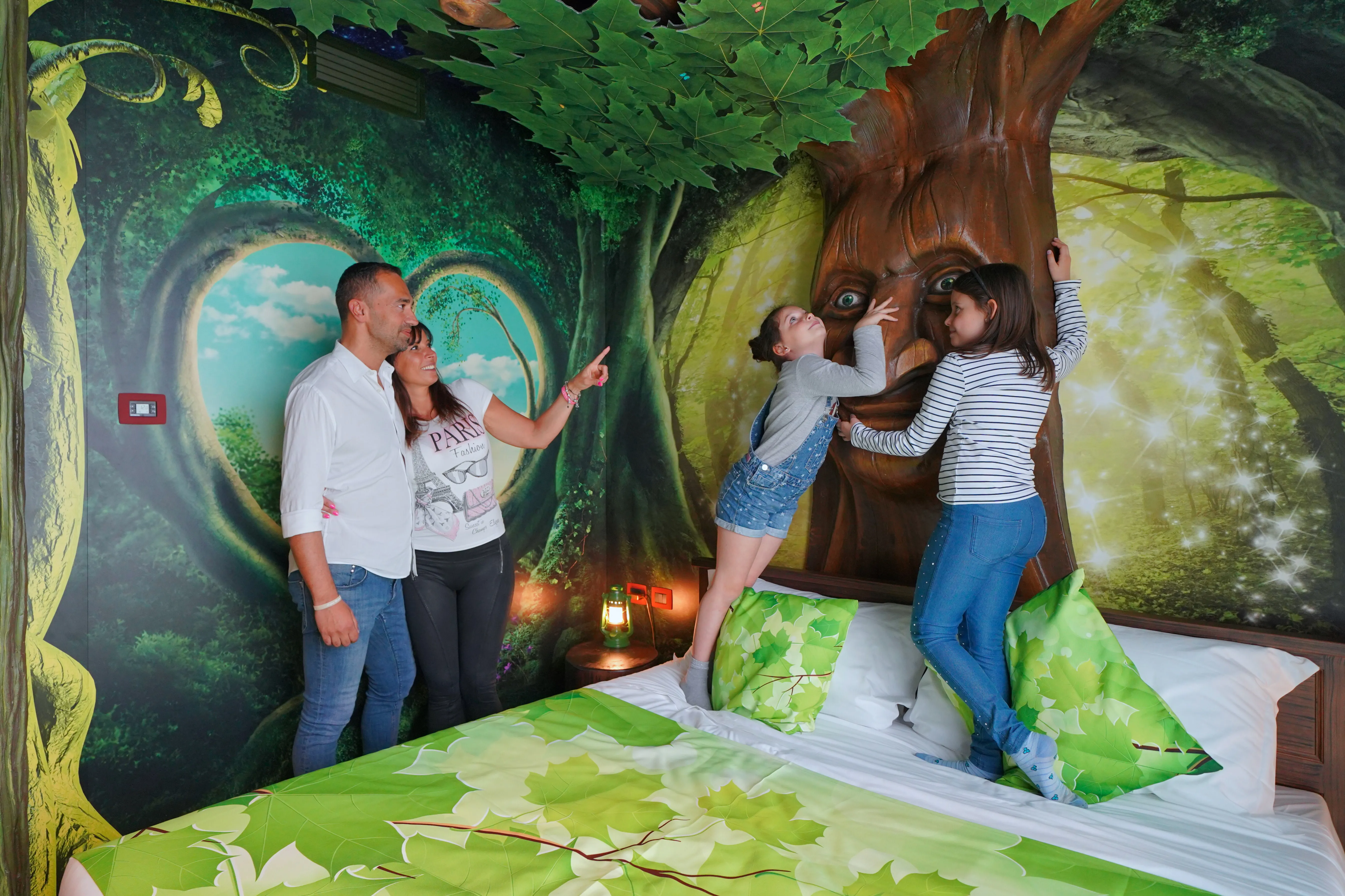 FORESTA INCANTATA - La camera dispone di un letto matrimoniale e due letti singoli in due aree separate. Bagno con Doccia – 2 TV LCD – WI-FI tutte le camere hanno una occupazione massima di 4 persone. É possibile inserire culle. Accessibili al 1° piano con ascensore