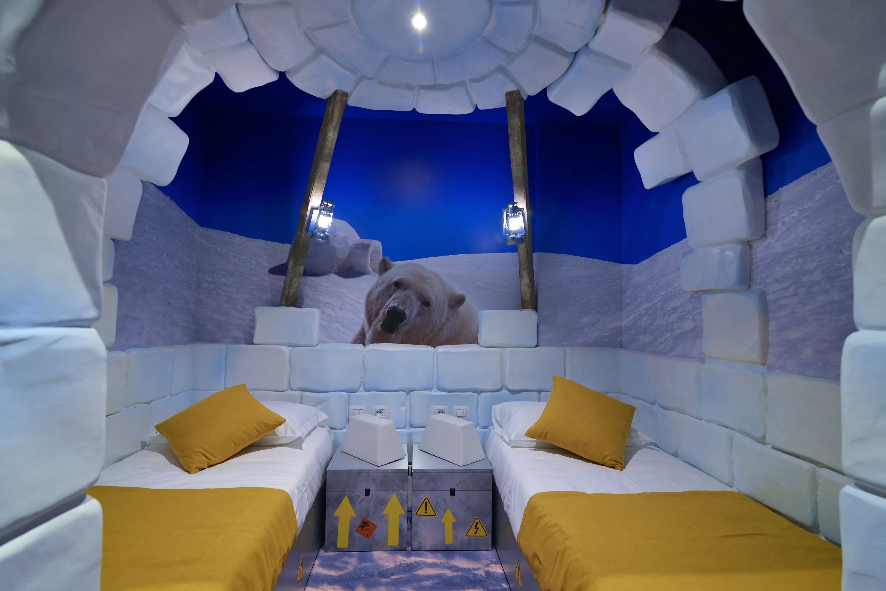 ARCTIC ADVENTURE: La camera dispone di un letto matrimoniale e due letti singoli in due zone separate. È disponibile un divano letto supplementare per bambini fino a massimo 7 anni. Tutte le camere hanno una occupazione massima di 4 persone ed una vista giardino. Non è possibile inserire culle aggiuntive. Bagno con Doccia – 2 TV LCD – WI-FI - Accessibili al 1° piano con ascensore