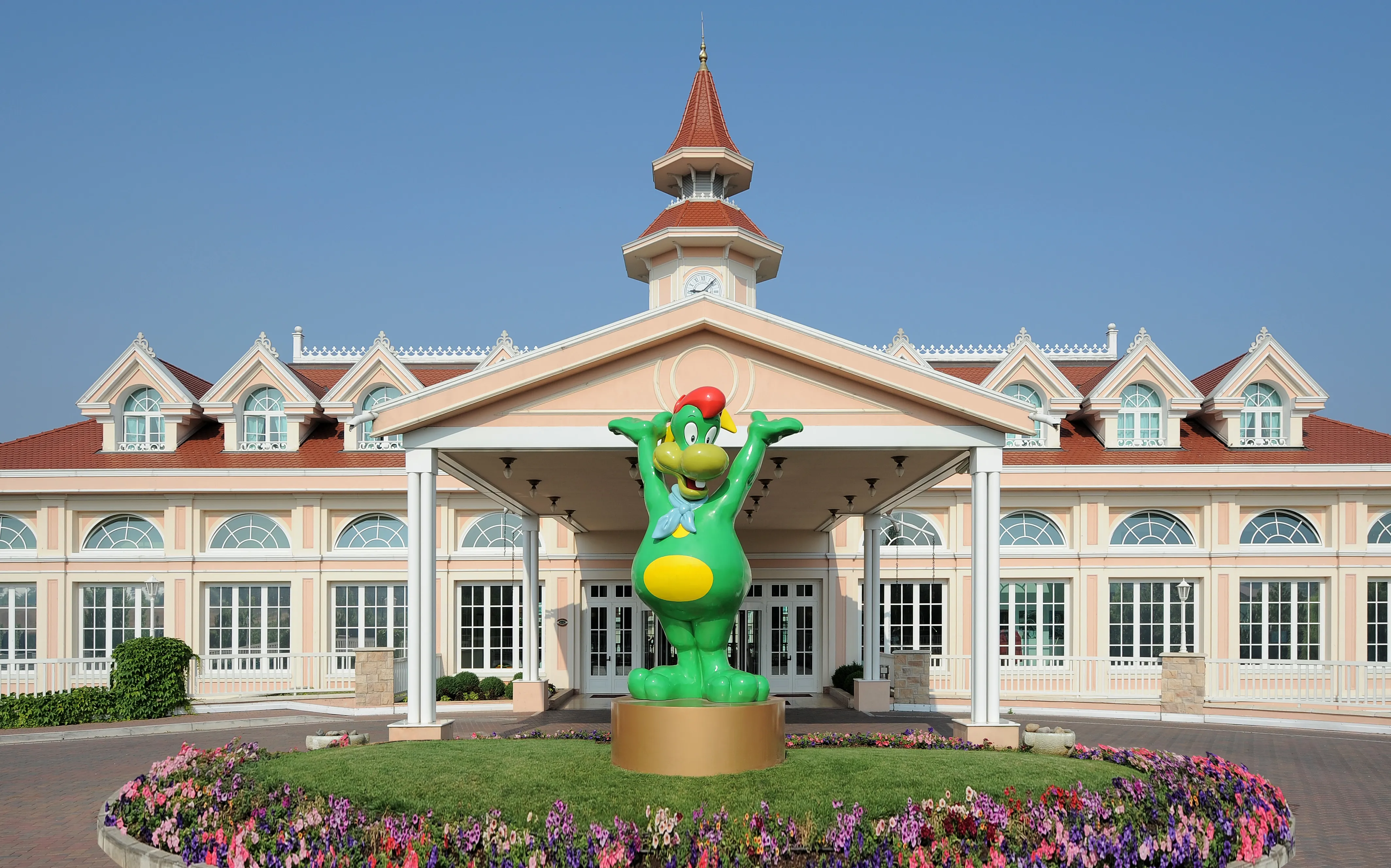 Gardaland Hotel - Ingresso con statua di Prezzemolo