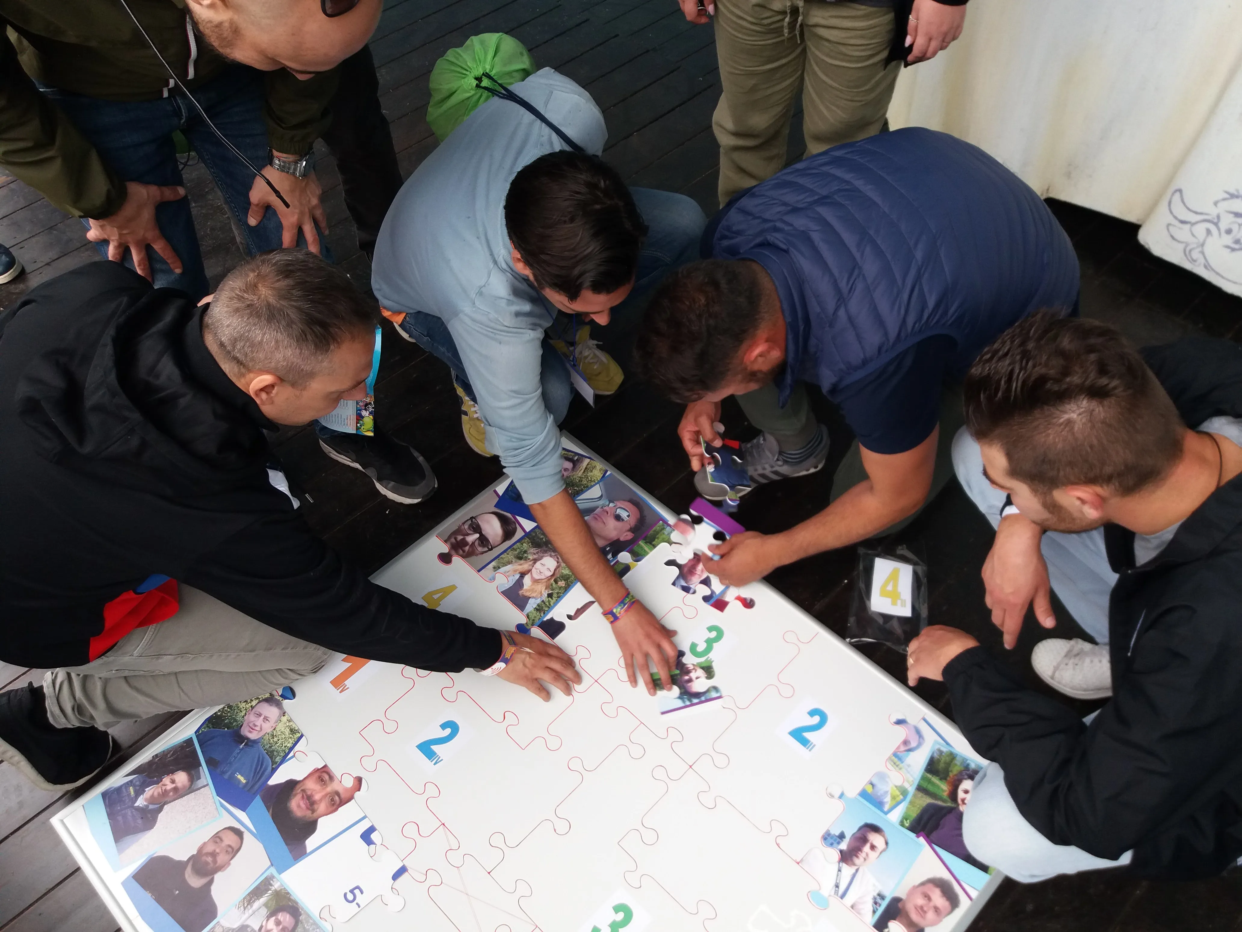 Discovery Team - Attività di Team Building sul Lago di Garda con maxi puzzle e coinvolgimento emotivo