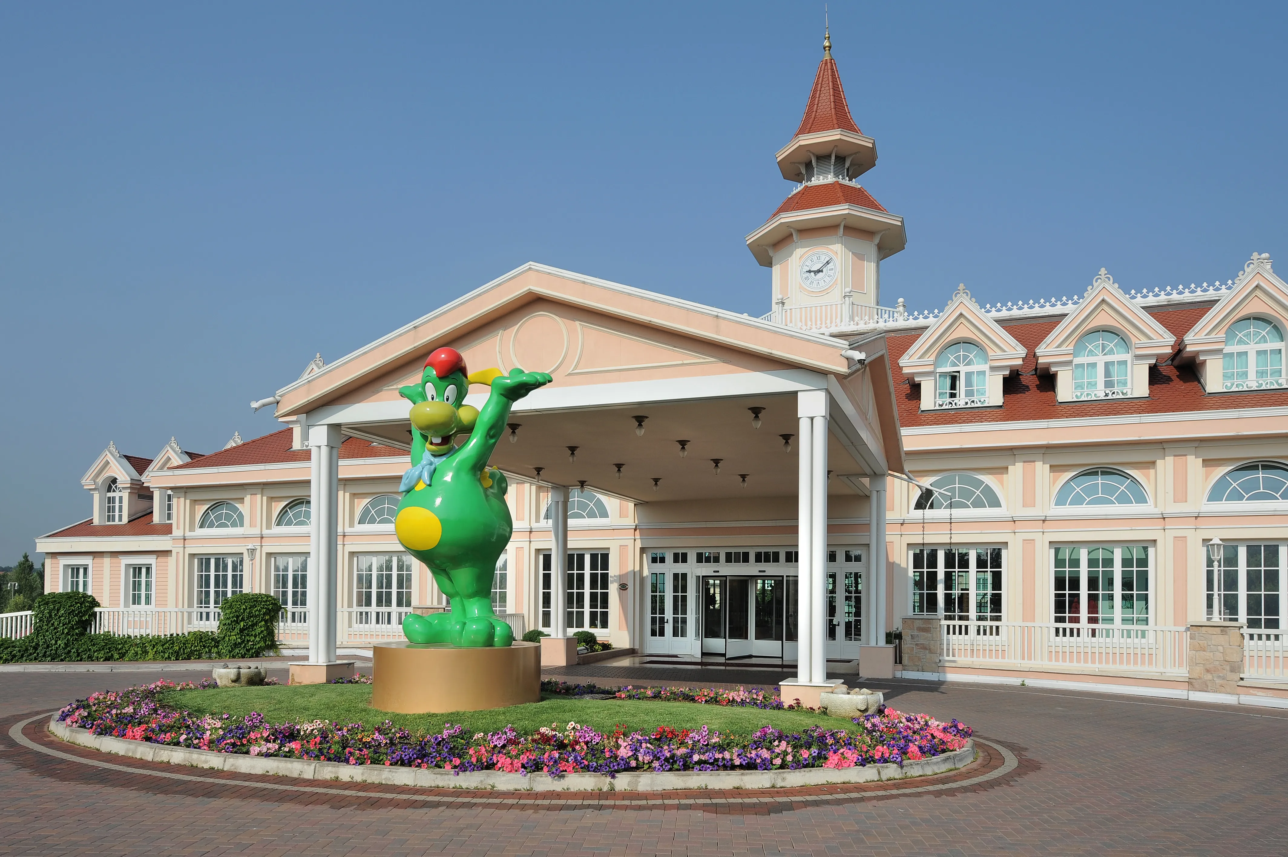 Gardaland Hotel - Ingresso con statua di Prezzemolo