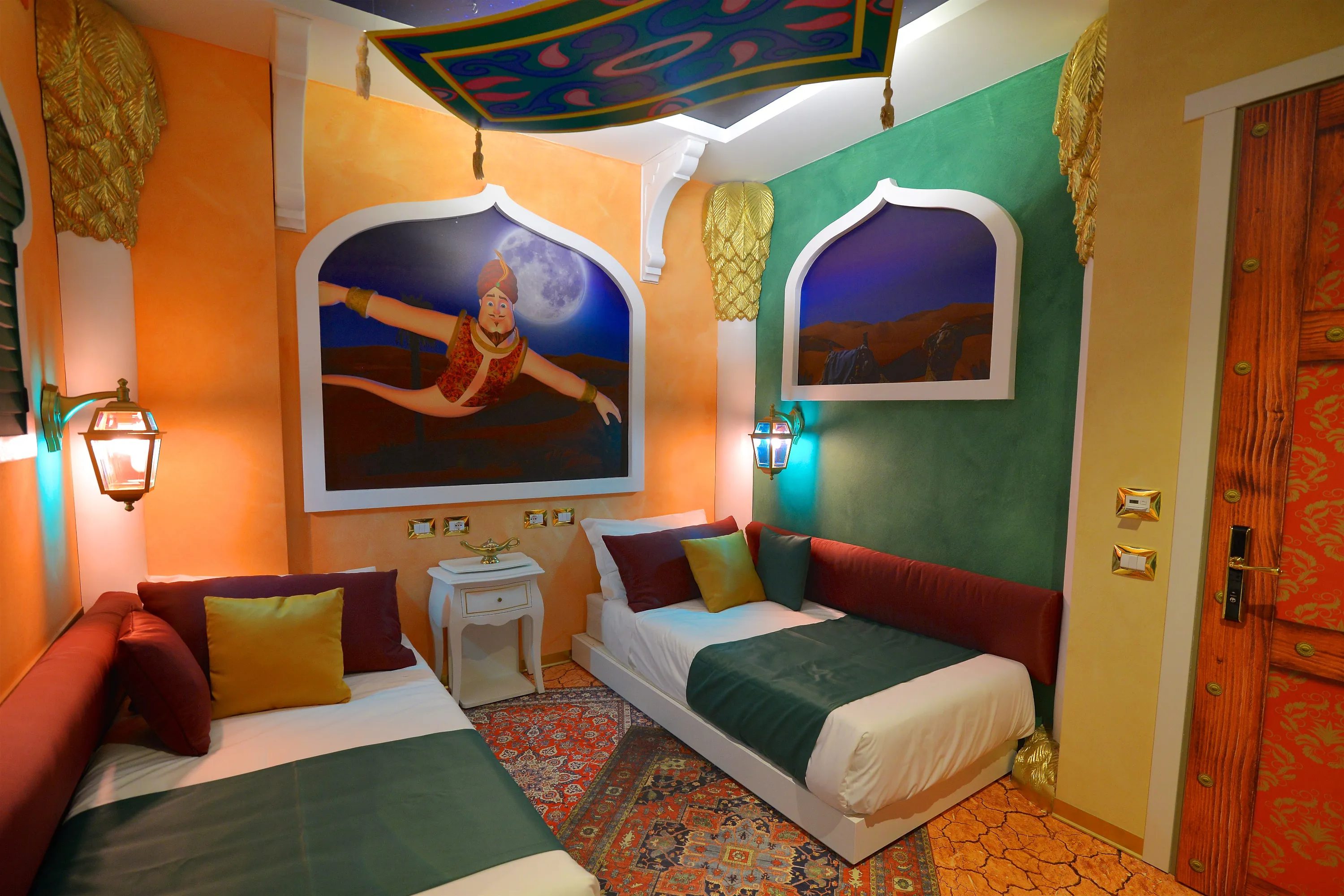 ARABIAN ADVENTURE STANDARD: La camera dispone di un letto matrimoniale e due letti singoli in due zone separate. Inoltre è disponibile un divano letto supplementare per bambini fino a massimo 7 anni. Tutte le camere hanno una occupazione massima di 4 persone ed una vista giardino. Non è possibile inserire culle aggiuntive. Bagno con Doccia – 2 TV LCD – WI-FI - Accessibili al 1° piano con ascensore